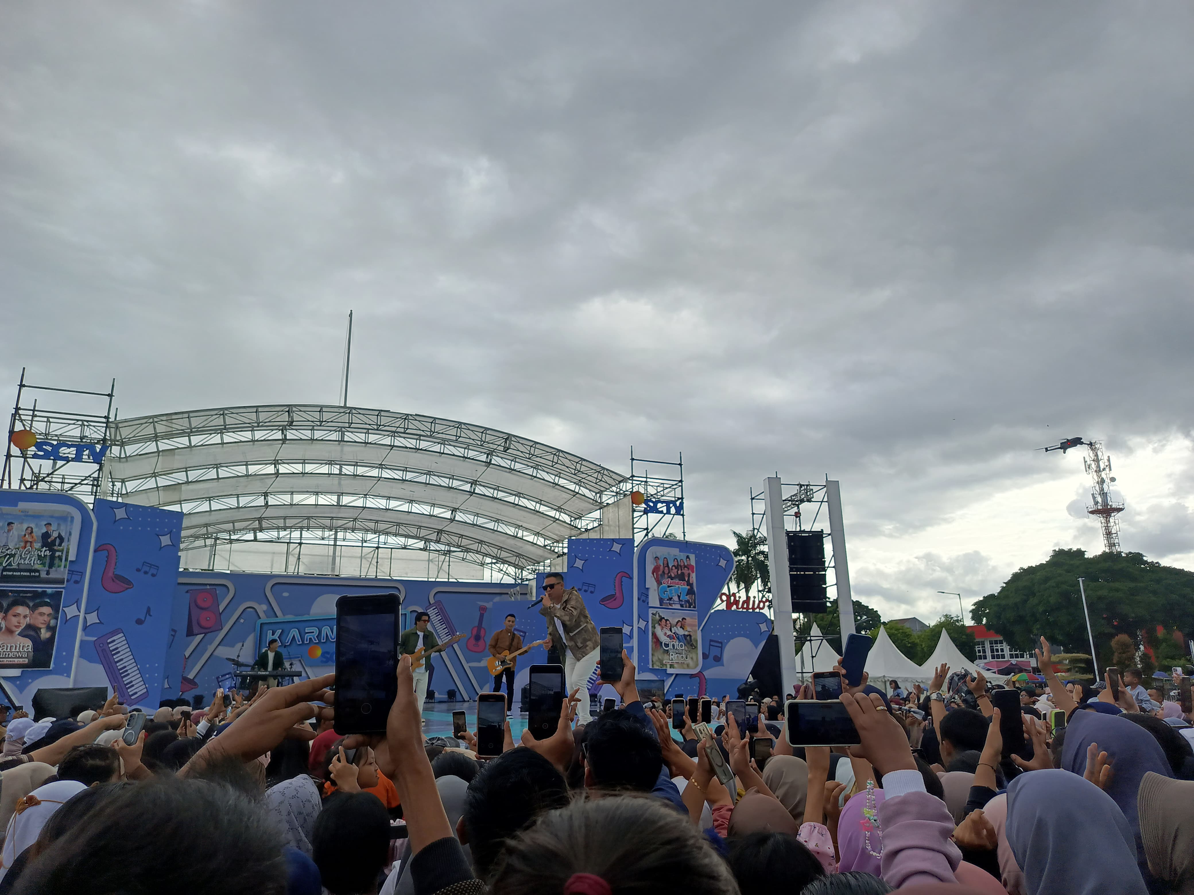 Suasana Karnaval SCTV 2025 di Alun-Alun Jember. Meski hujan, hal itu tak menyurutkan antusiasme masyarakat untuk menonton.