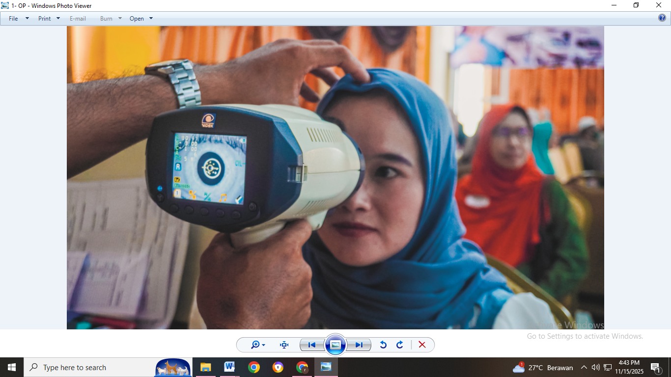 Pemeriksaan mata di baksos  RSBS (YULIO/RADAR JEMBER)