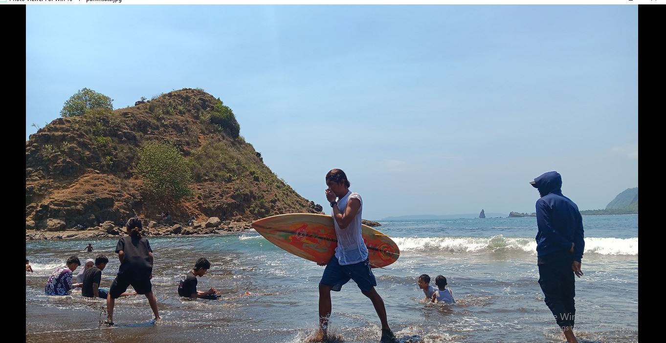 Sejumlah wisatawan tampak menikmati panorama Pantai Payangan. Di balik pemandangan indah ini, ada peluang besar yang menunggu untuk dikelola, yaitu ekonomi pariwisata.
