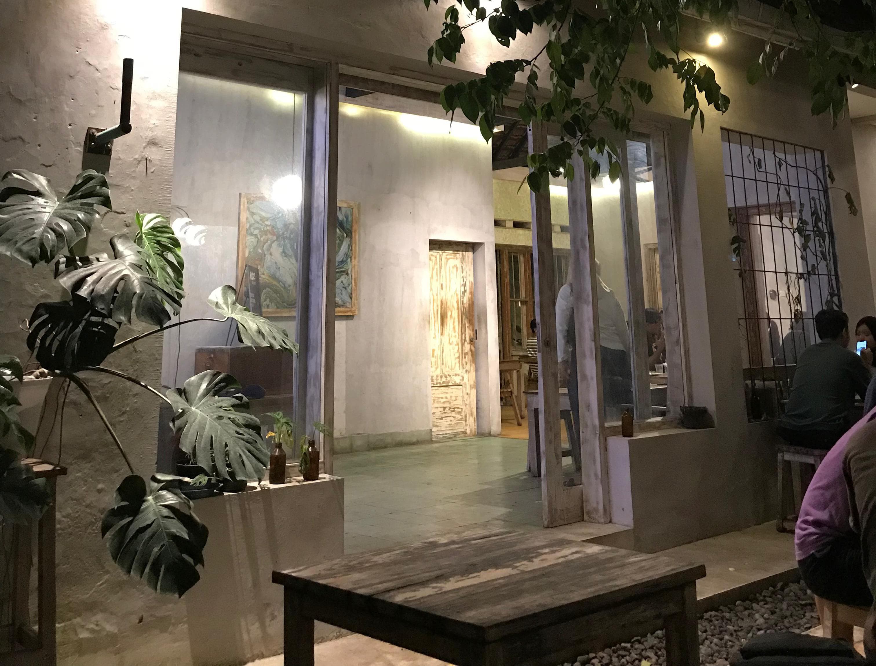 Liku Cafe, Area Outdoor Liku Cafe  diambil oleh : Agil P