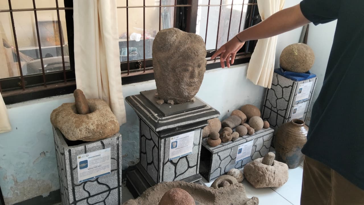 Di sebuah desa yang tidak jauh dari jalan utama Jember &ndash; Bondowoso, terdapat lokasi patut untuk dikunjungi. Bukan sekedar destinasi wisata biasa, tapi menjadi pembelajaran sejarah masa lampau. Inilah