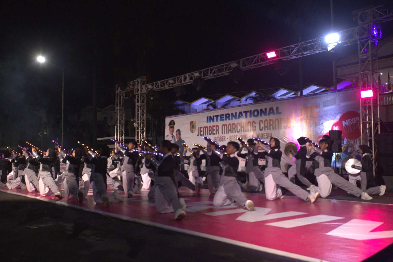 Penampilan peserta marching band. Street Parade JMC 2025 Sukses Digelar, Jember Mantapkan Langkah Menuju Event Marching Band Dunia.