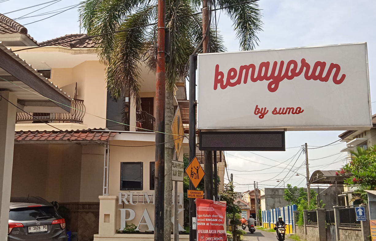 Cafe Kemayoran, Papan Nama Cafe Kemayoran  diambil oleh: Agil P