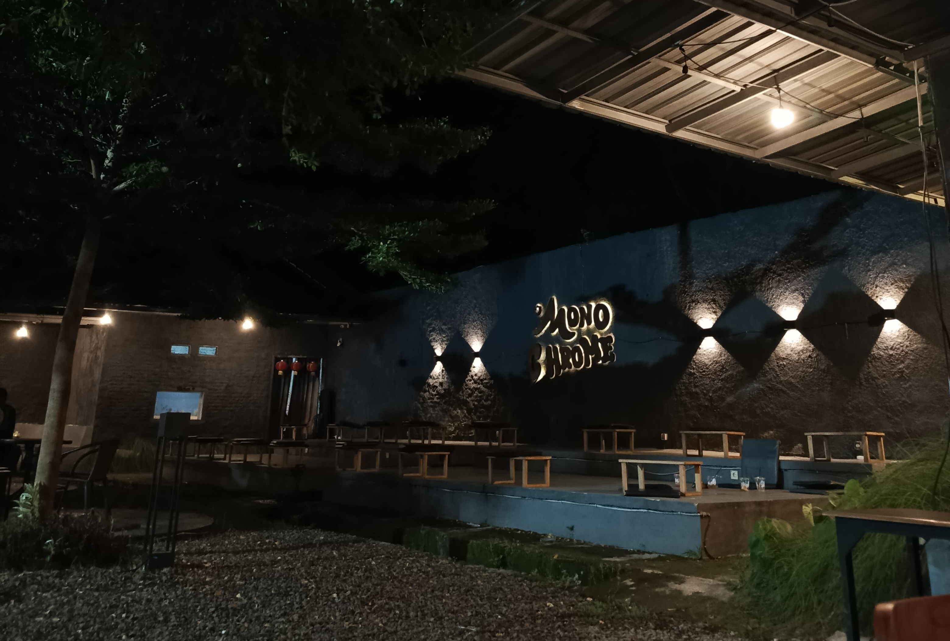 Monochrome Cafe, Area Outdoor  diambil oleh : Agil P