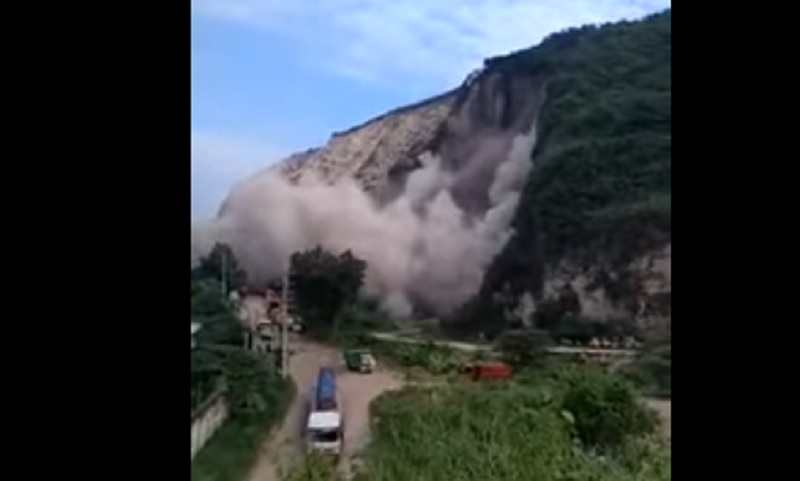 Tangkapan layar detik-detik longsor Gunung Kapur Puger Jember