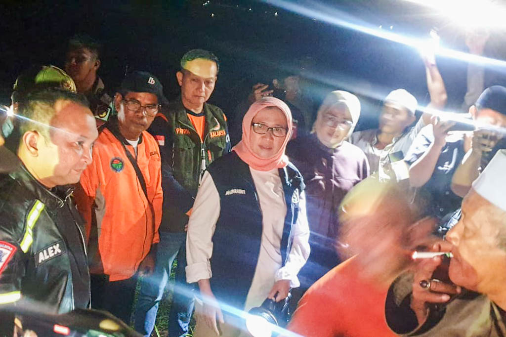 Bupati Lumajang Bunda Indah turun ke lokasi. Pemkab menetapkan status tanggap darurat imbas Gunung Semeru erupsi dan naik status awas
