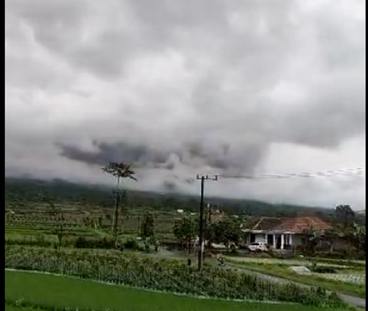 Gunung Semeru Lumajang alami erupsi, warga diminta mengungsi.
