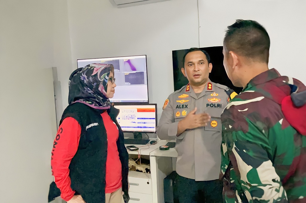 Bupati Lumajang Indah Amperawati (kiri) ditemani Kapolres Lumajang AKBP Alex memantau aktivitas Gunung Semeru di pos pengamatan. Pemkab resmi mengeluarkan surat edaran penghentian aktivitas tambang.