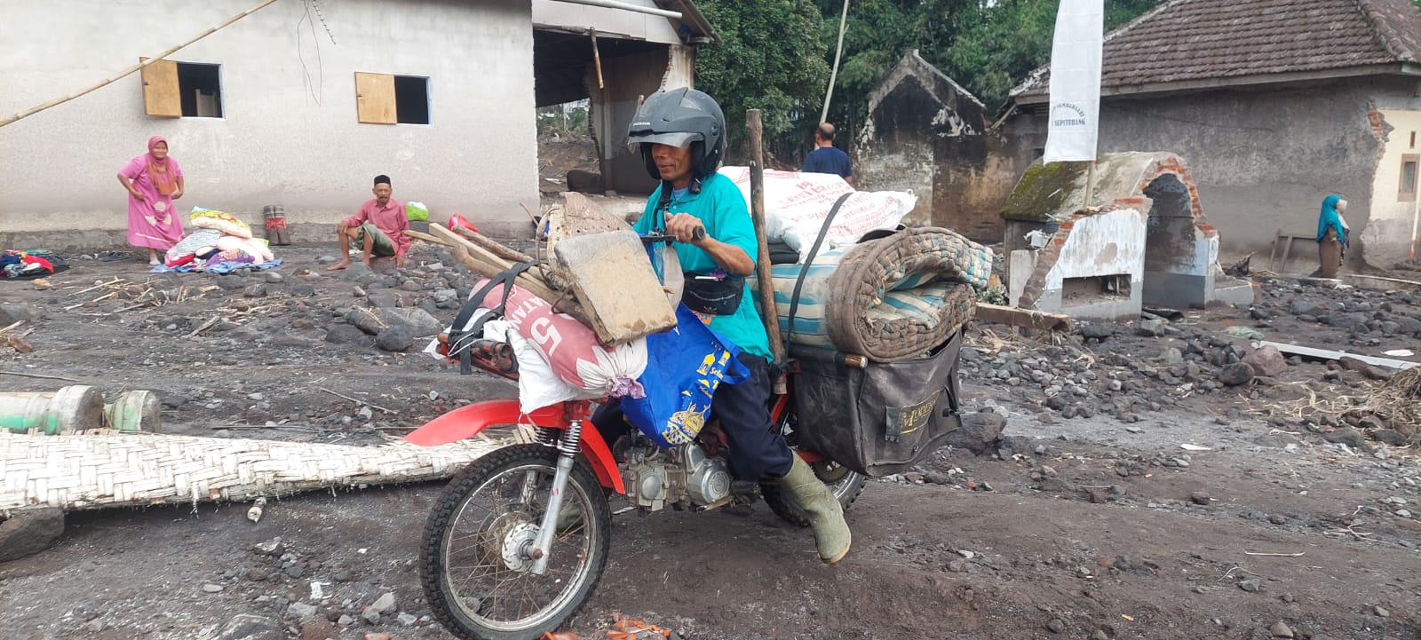 SELAMATKAN BARANG: Warga di Dusun Sumbersari, Desa Supiturang, Kecamatan Pronojiwo, Kabupaten Lumajang menyelamatkan barang berharga pascaerupsi Gunung Semeru.