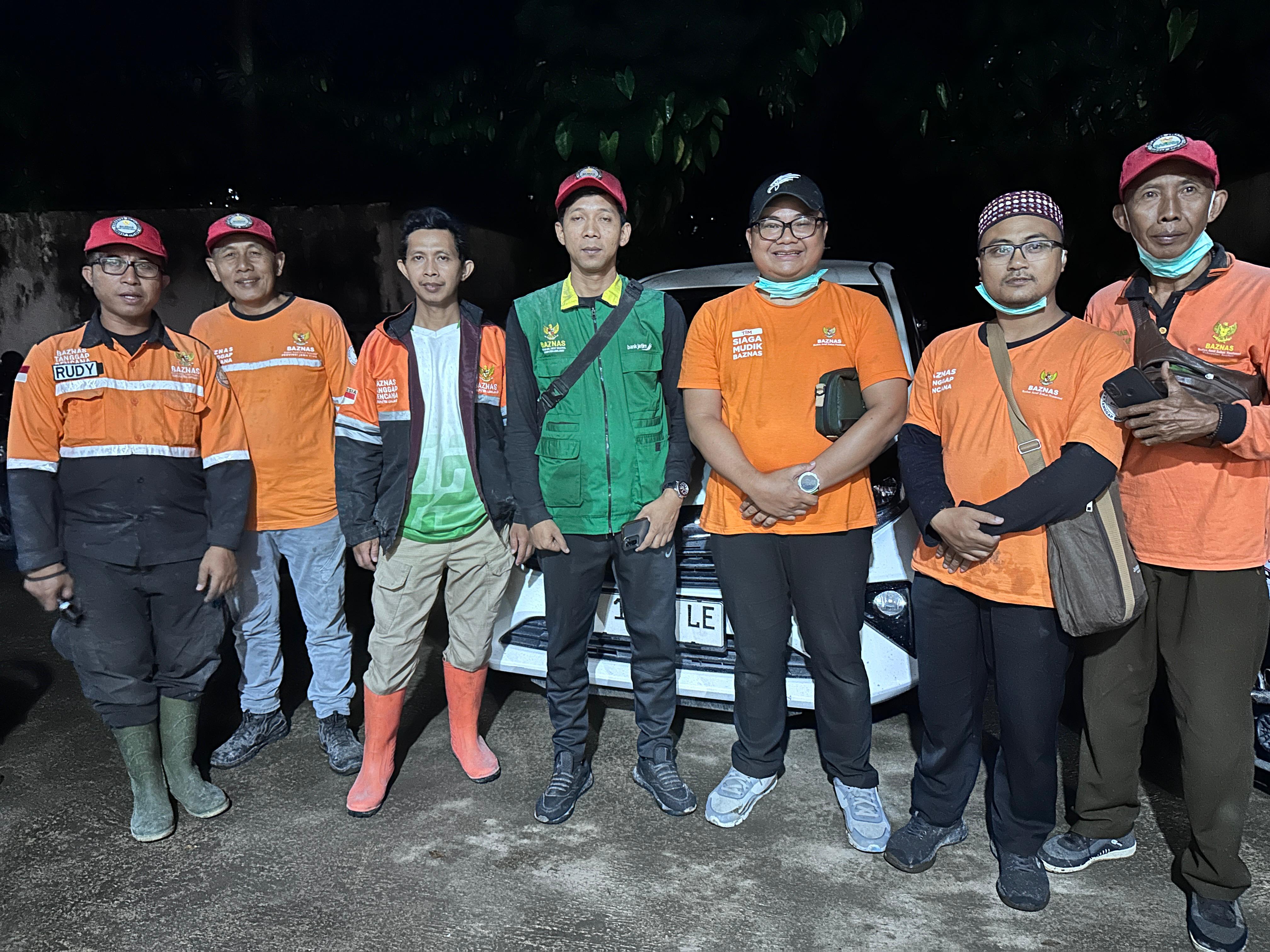 BAZNAS JEMBER  BANTU SESAMA: Personil Baznas Jember yang mendistribusikan bantuan ke pengungsi Semeru.  &nbsp;
