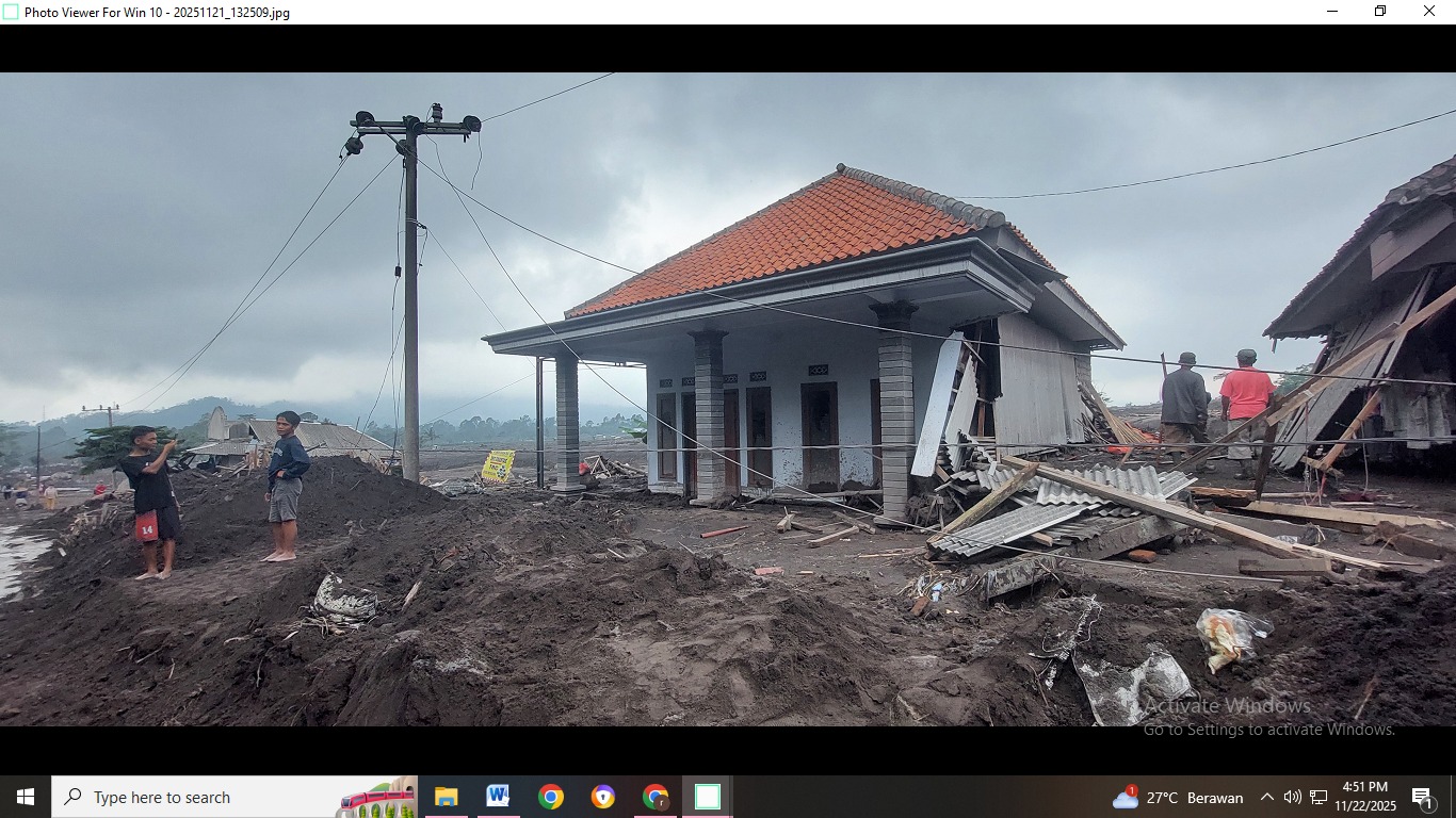 JUMAI/RADAR JEMBER MASIH SELAMAT: Rumah milik Sunar di Dusun Gumukmas, Desa Supiturang, Kecamatan Pronojiwo, Lumajang masih berdiri dan tidak mengalami kerusakan parah meski diterjang lahar dingin.