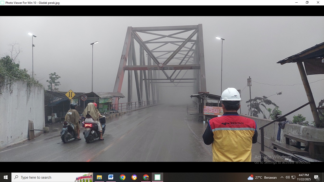 Gladak perak diselimuti kabut akibat lahar dingin (JUMAI/RADAR JEMBER)