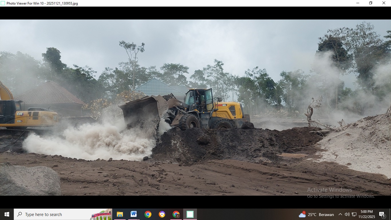 JUMAI/RADAR JEMBER  BERSIHKAN MATERIAL: Alat berat milik BBWS Brantas dikerahkan untuk membersihkan material lahar dingin yang menutup akses jalan di Dusun Gumukmas, Desa Supiturang, Kecamatan Pronoji