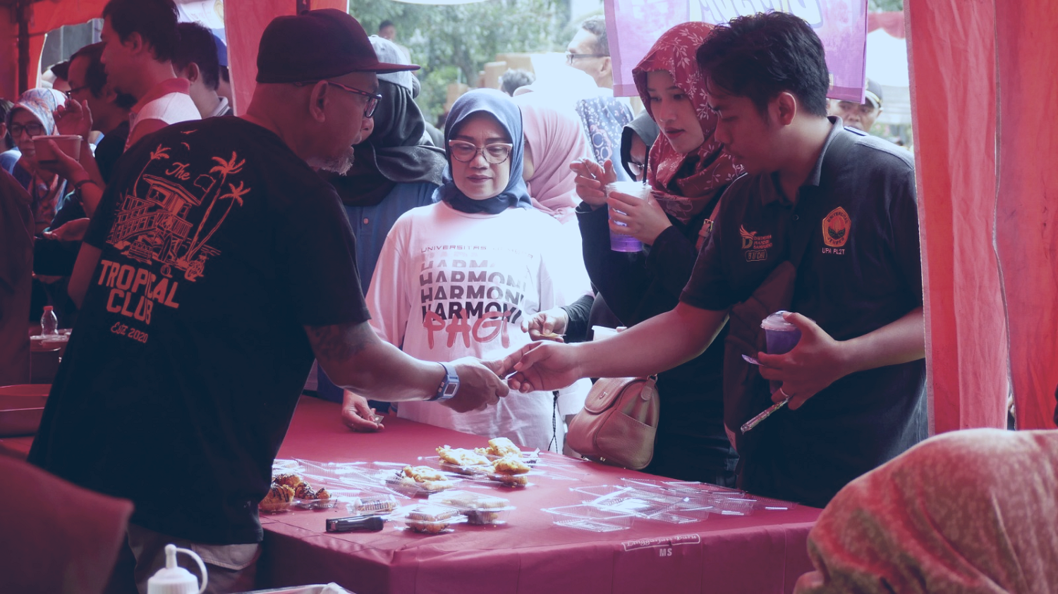 Gebyar UMKM di Unej, Jumat (21/11/2025). Kampus Jadi Rumah UMKM: Kolaborasi Perguruan Tinggi, Perbankan, dan Pelaku Usaha Dorong Ekonomi Rakyat Jember.
