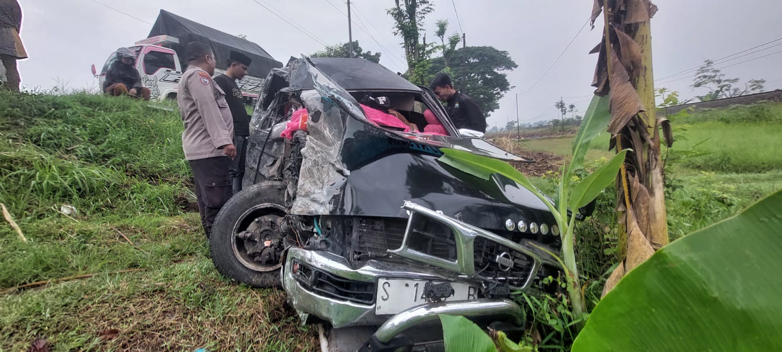 Mobil Nissan Terrano asal Kecamatan Tambaksari, Kota Surabaya, ringsek berat usai terlibat kecelakaan dengan truk, Minggu (23/11). Satu keluarga lolos dari maut