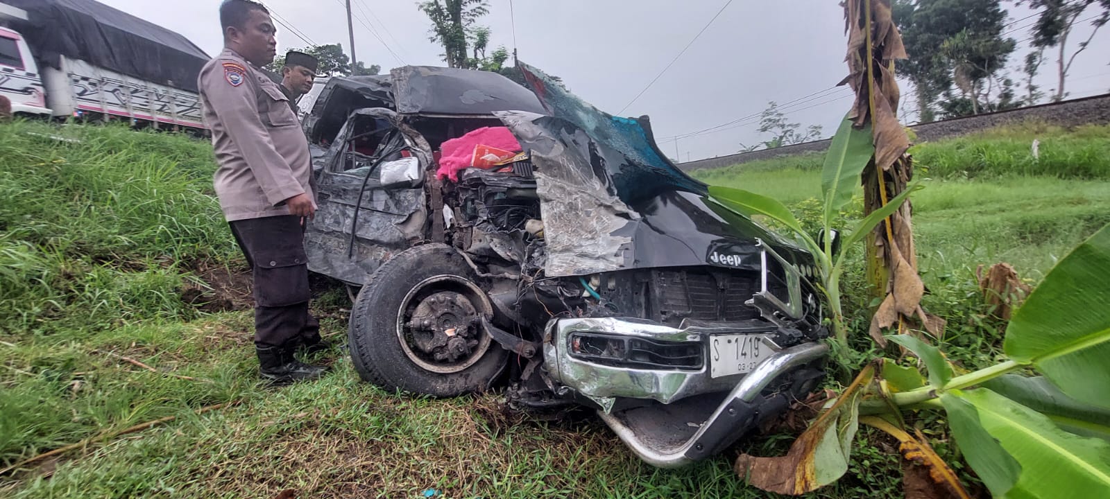 Kondisi mobil terrano setelah insiden tabrakan beruntun di Sumberbaru Jember. Dua orang meninggal dunia, satu keluarga dilarikan ke IGD.