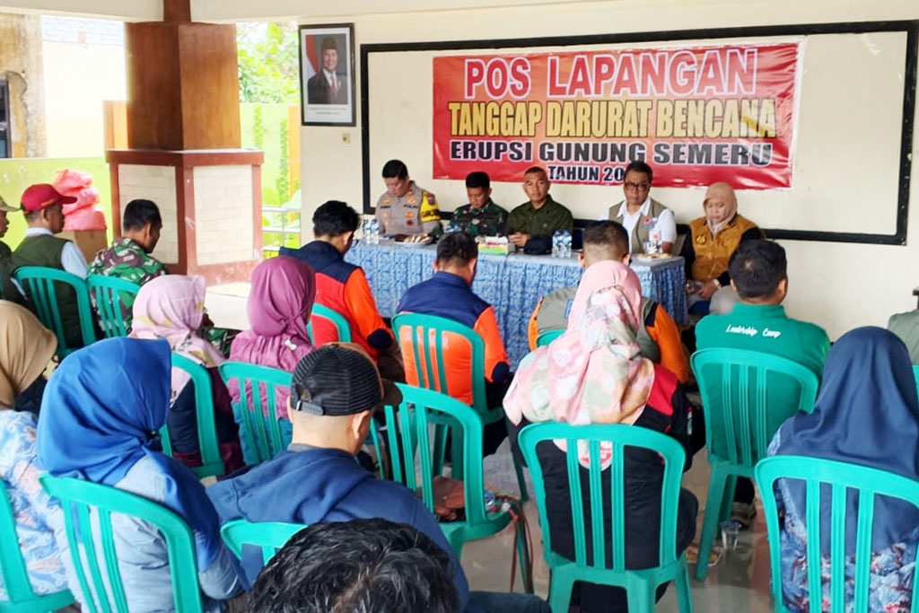 Rapat evaluasi antara BNPB dan Pemkab Lumajang dalam rangka penanganan pascaerupsi Gunung Semeru