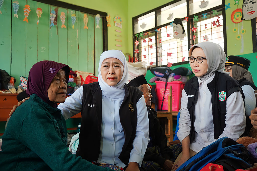 Gubernur Jatim Khofifah Indar Parawansa (tengah) didampingi Bupati Lumajang Indah Amperawati (kanan) meninjau penyintas erupsi Gunung Semeru. Status tanggap darurat kini diperpanjang.