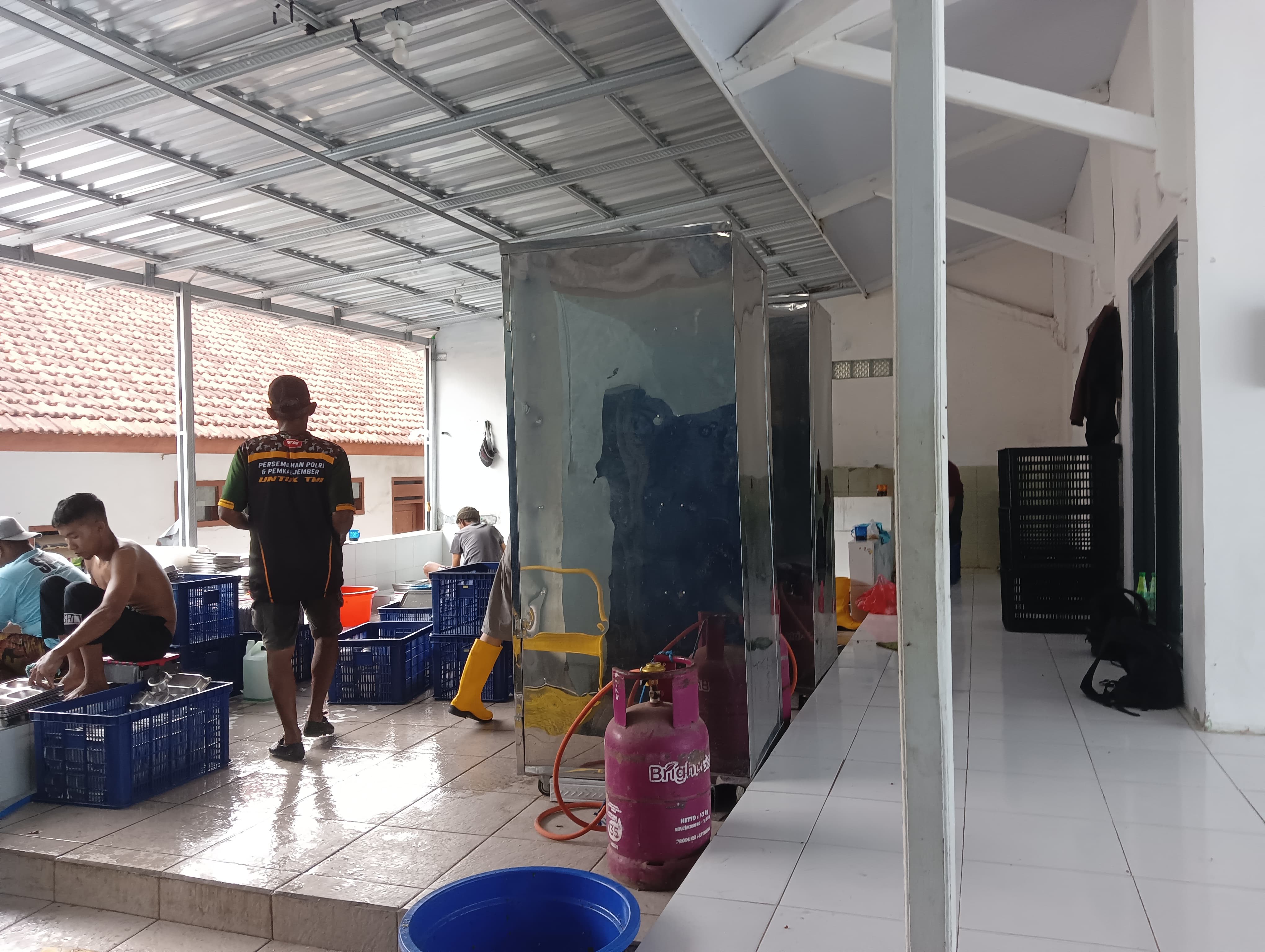 Karyawan Bagian Cuci Ompreng MBG di Bintaro Patrang Jadi Penopang Penting Kebersihan dan Ekonomi Warga Sekitar