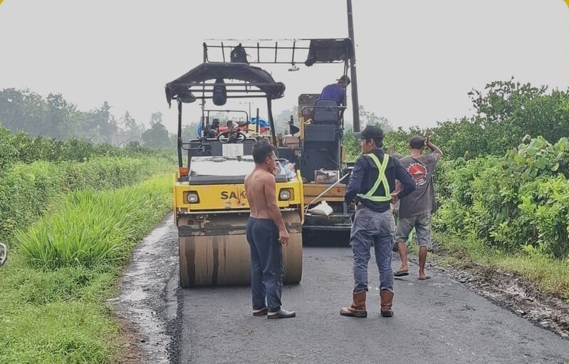 Puluhan Tahun Rusak, Jalan Dusun Sidomulyo Umbulsari Jember ini akhirnya diperbaiki.