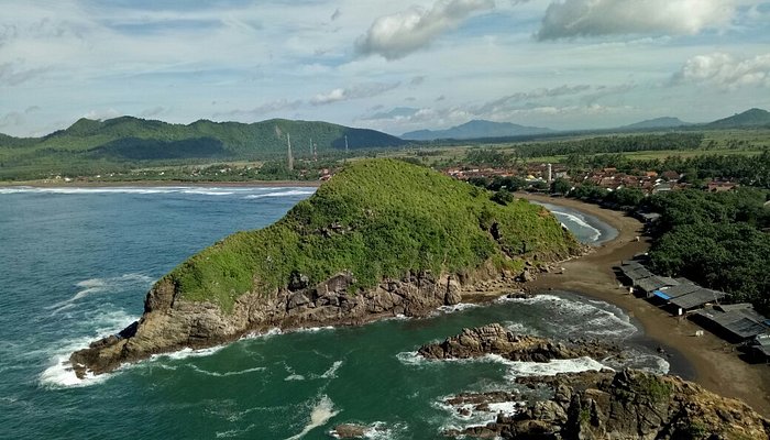 Pantai Payangan Jember, Perpaduan Pasir Hitam dan Pemandangan Bukit yang Menawan