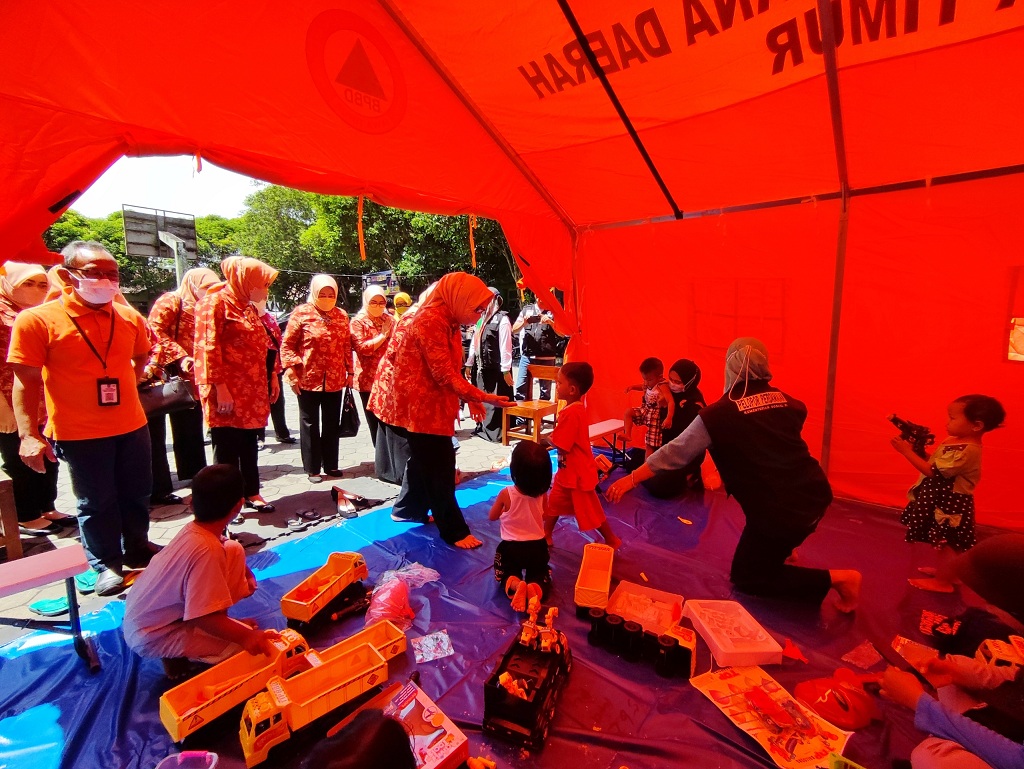 Penyintas erupsi Gunung Semeru berada di posko darurat. Pemkab pastikan perawatan 305 warga terdampak mayoritas ISPA berjalan sesuai prosedur.