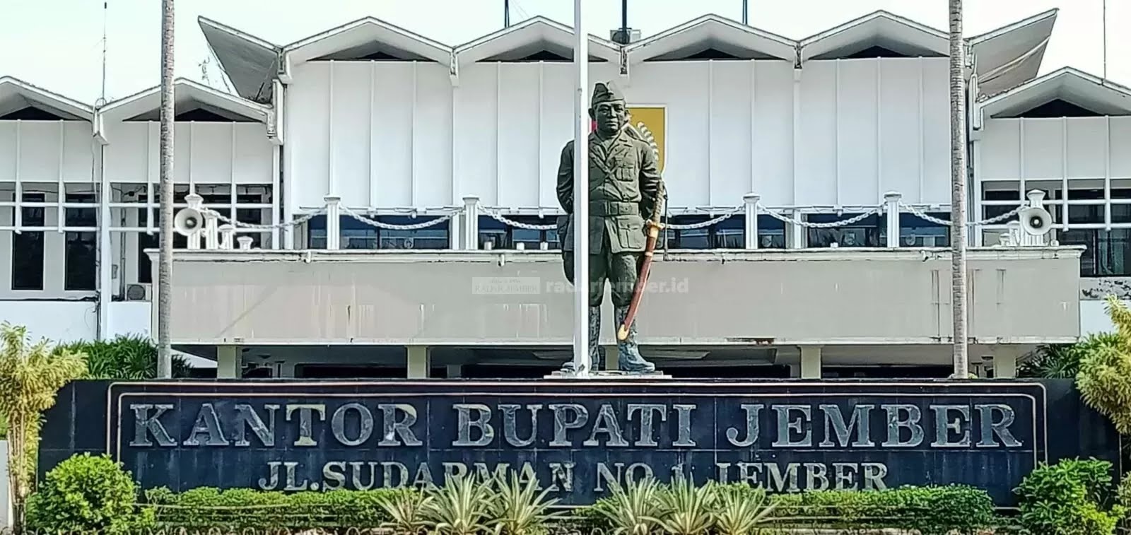 Patung Letkol Moch Sroedji di Alun-Alun Jember  Dok. Radar Jember