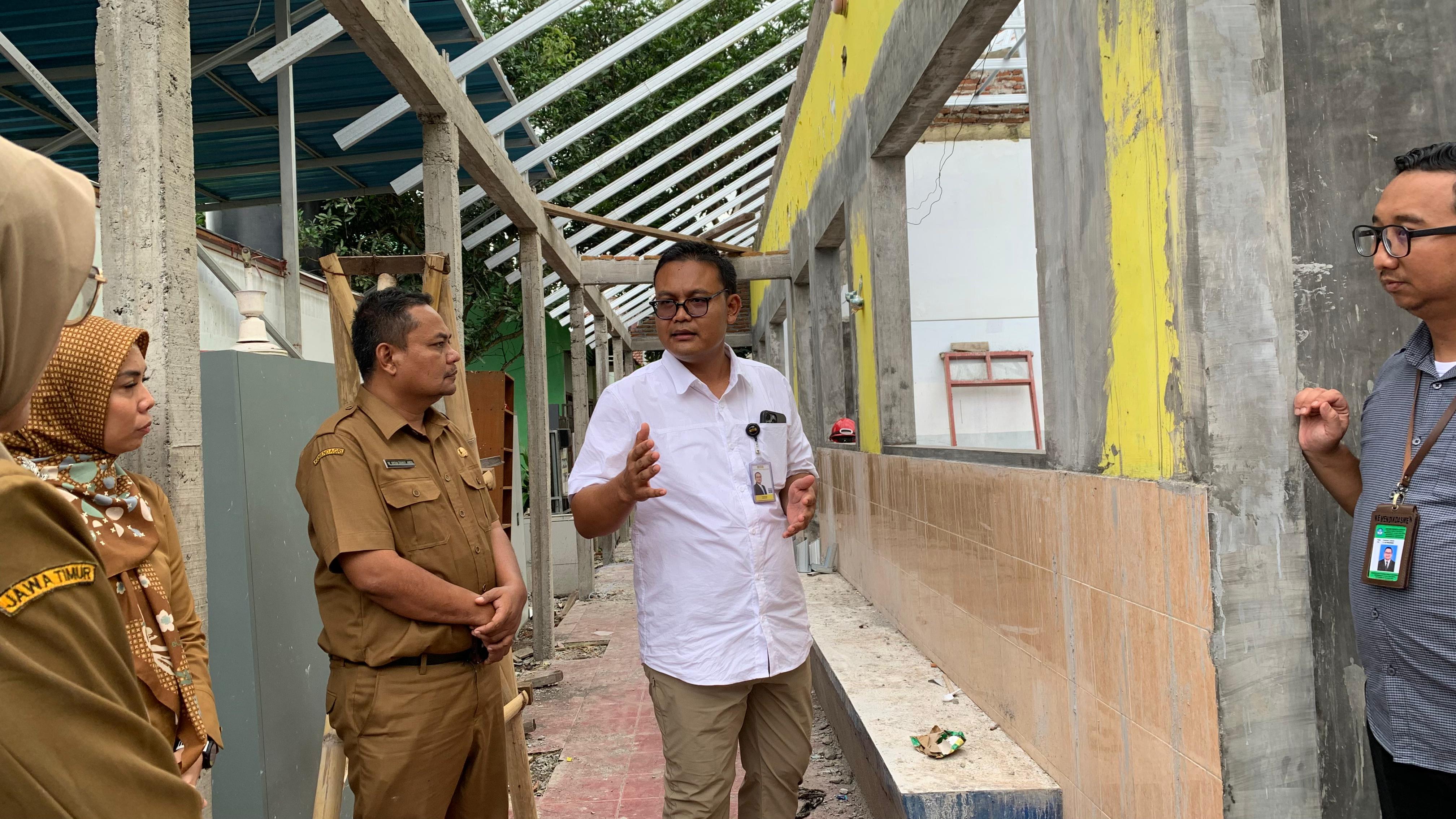 Tenaga Ahli Utama Pendidikan dan MBG Kantor Staf Presiden (KSP) meninjau pengerjaan revitalisasi sekolah di SDN Kaliwates 02 Jember, Senin (1/12).
