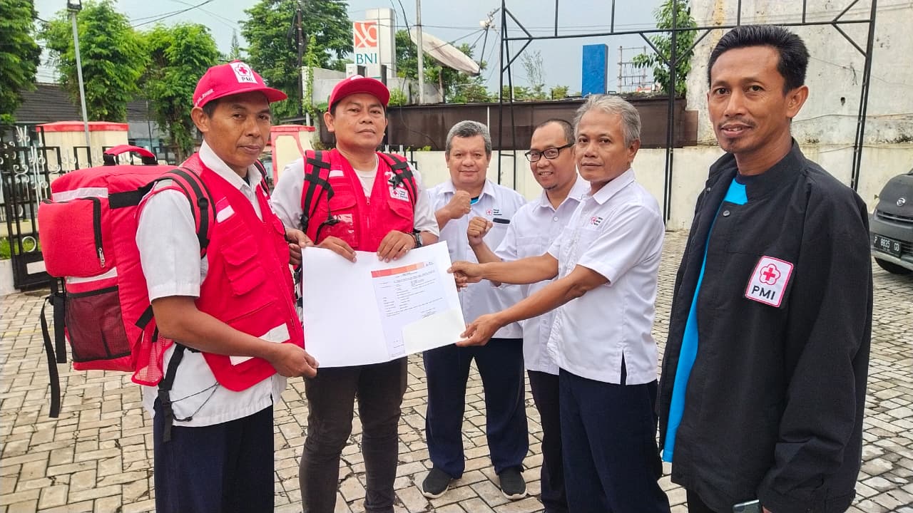 Dua relawan PMI Jember diberangkatkan ke Sumatera dan Aceh dalam rangka misi kemanusiaan peduli bencana banjir dan tanah longsor.