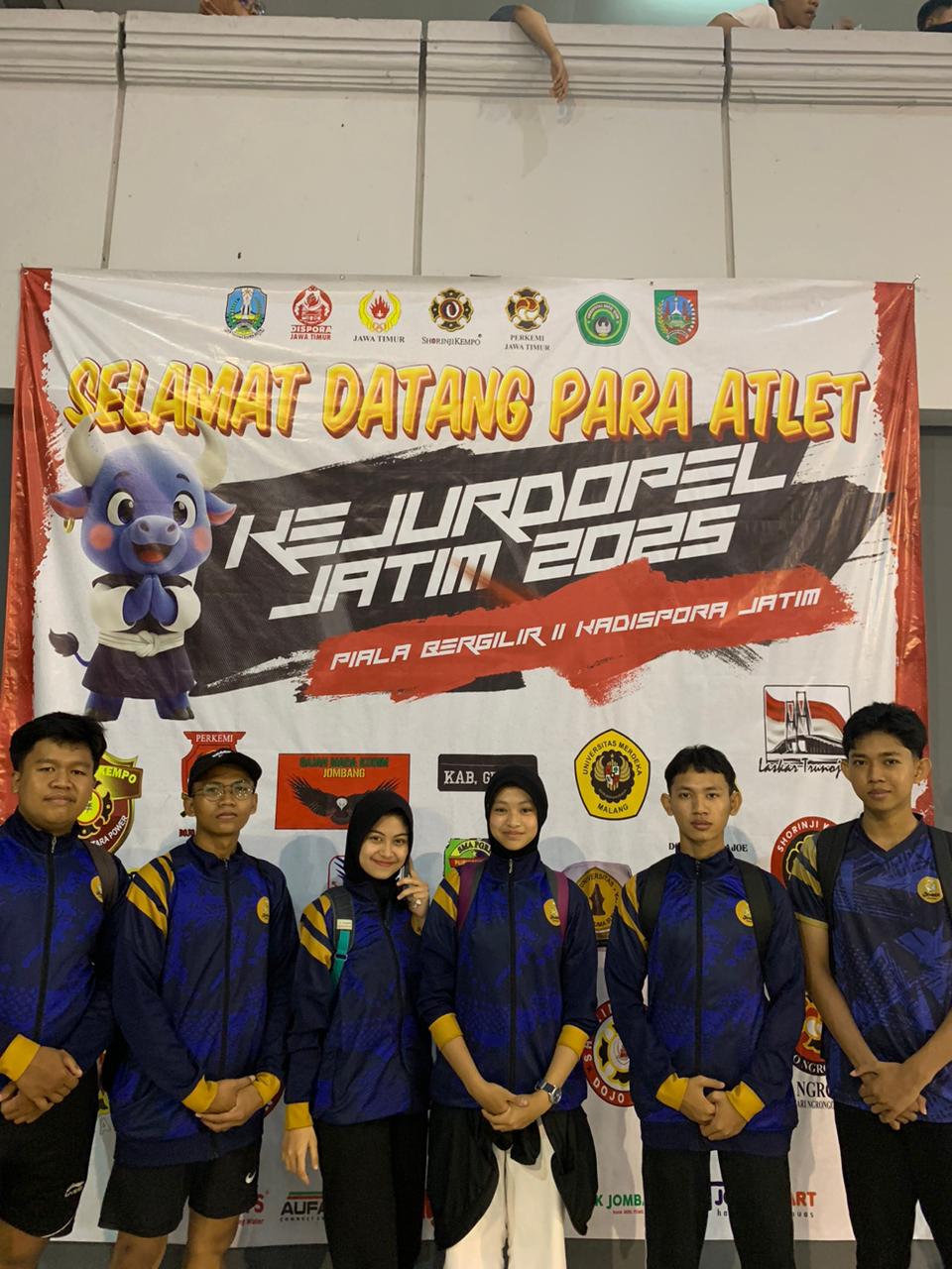 PERKEMI JEMBER UNTUK GIGI: Lima atlet kempo Jember beserta official berfoto bersama usai pulang dengan membawa lima medali di Kejurprov antar Dojo
