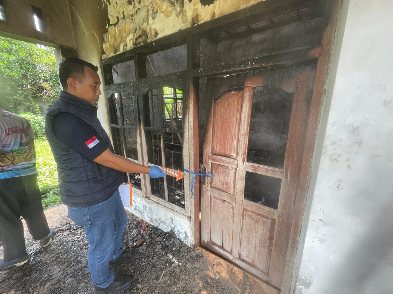 Tim Inafis Polres Jember melakukan olah TKP pembakaran rumah yang dilakukan anak kandung di Jember.