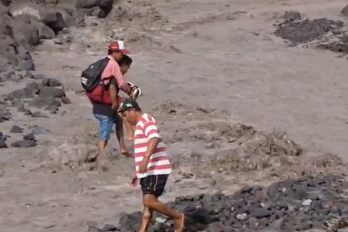 46 siswa terancam tak bisa ikut ujian karena terdampak banjir lahar Gunung Semeru Lumajang.