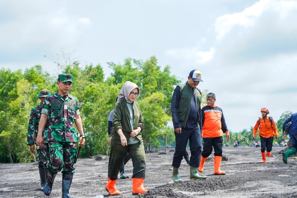 Bupati Lumajang Indah Amperawati kembali membuka opsi relokasi bagi warga Dusun Sumberlangsep yang terdampak banjir lahar Gunung Semeru.