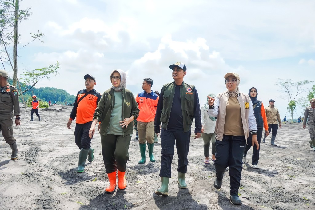 Bupati Lumajang Bunda Indah (dua dari kiri) meninjau Dusun Sumberlangsep yang terdampak banjir lahar dingin Gunung Semeru. Pemkab pernah tawarkan relokasi, tapi ditolak.