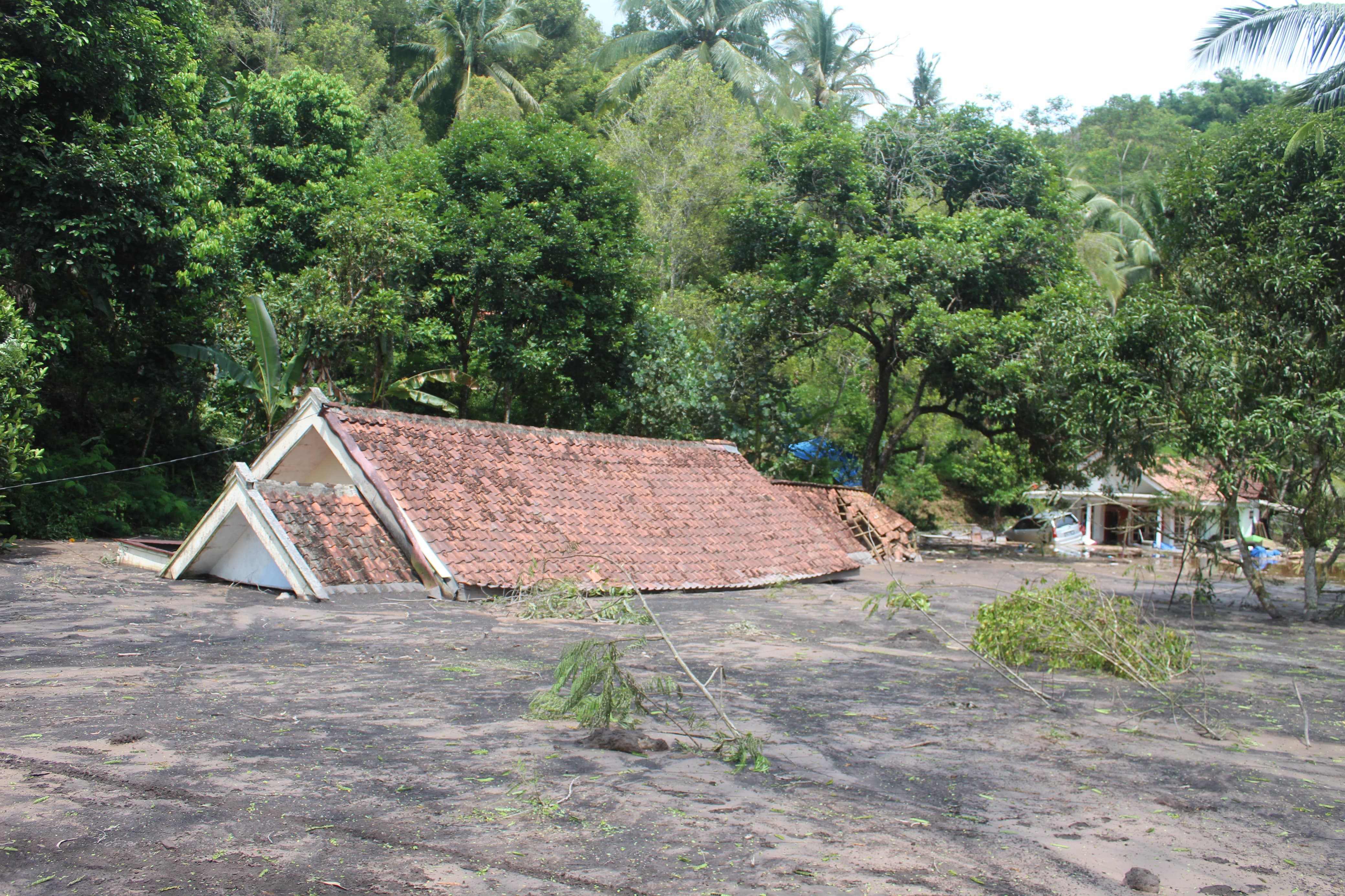 Salah Satu rumah Warga Yang terendam banjir lahar dingin setinggi 4 meter di Lumajang.
