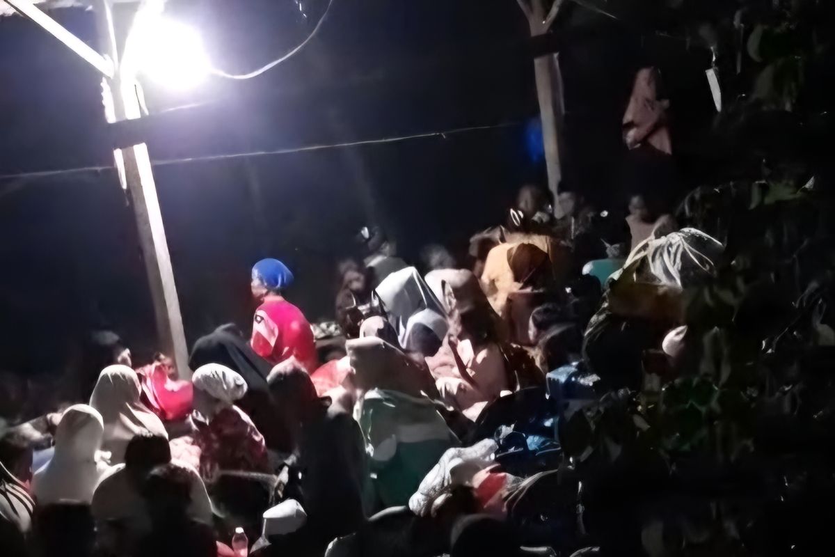 Tangkapan layar video warga Sumberlangsep Lumajang mengungsi di atas bukit saat banjir lahar dingin menerjang.