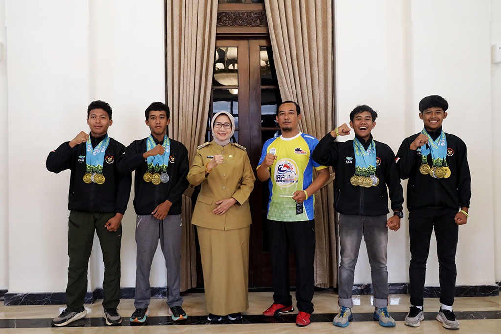 Bupati Lumajang Indah Amperawati berfoto bersama atlet arung jeram yang meraih medali kejuaraan internasional di Malaysia
