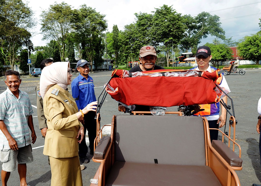 100 Becak Listrik Bantuan Presiden Prabowo Diserahkan kepada Pengayuh Lumajang, Bisa Tempuh Jarak 36 KM Sekali Pengisian