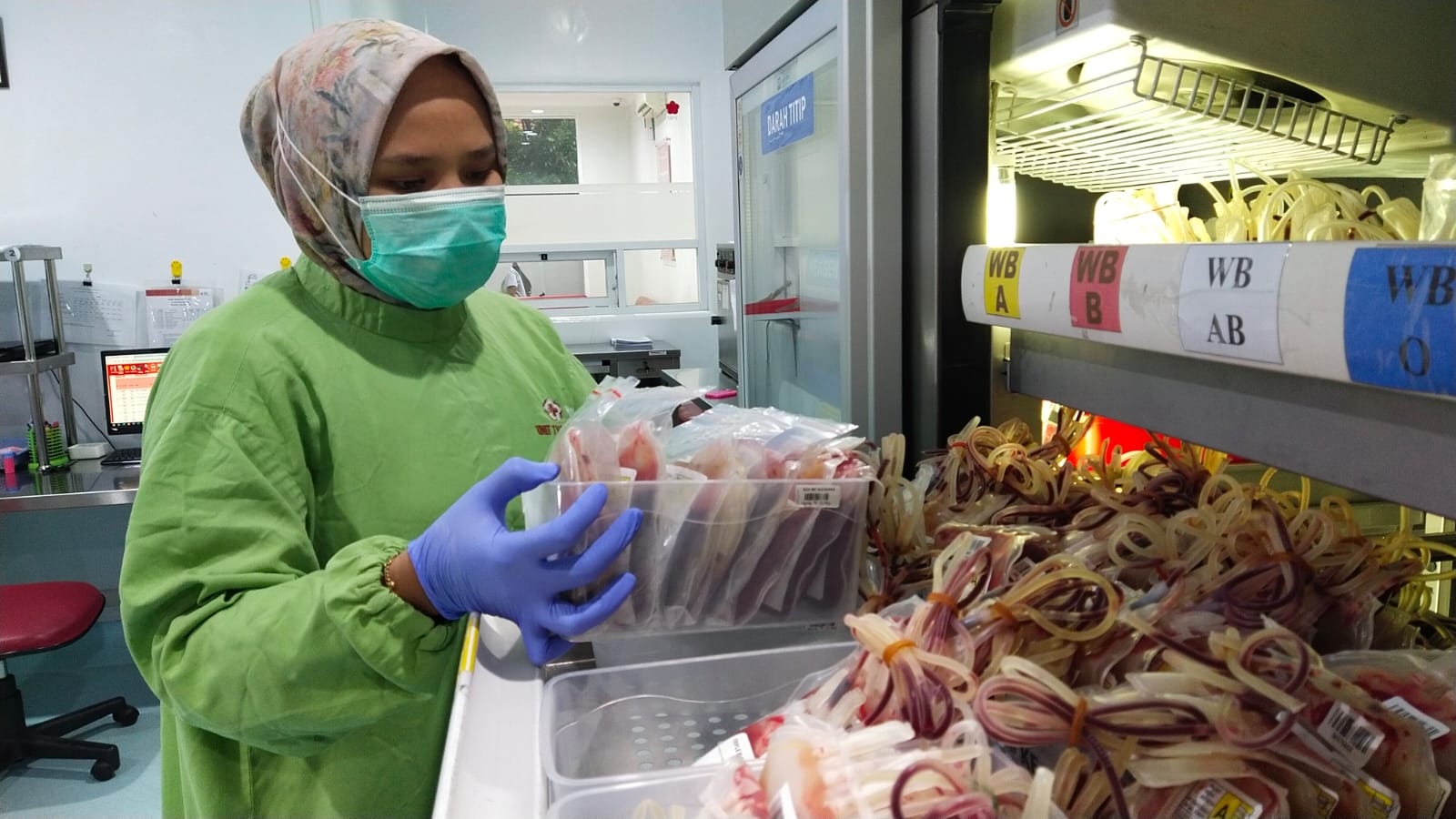 DIPASTIKAN LAGI: PMI Jember mengecek 100 kantong darah yang akan dikirimkan ke tiga provinsi terdampak bencana Sumatera dan Aceh.