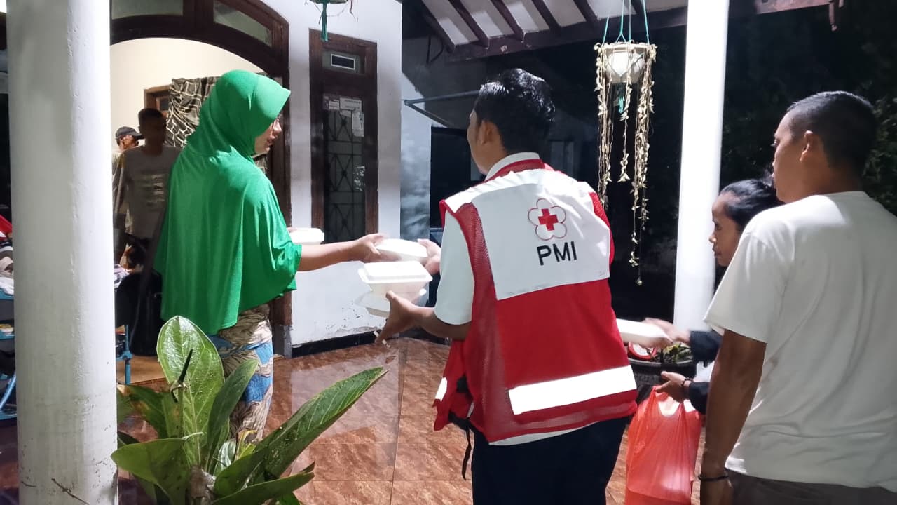Gerak Cepat, PMI Distribusikan Makanan untuk Warga Terdampak Bencana Jember