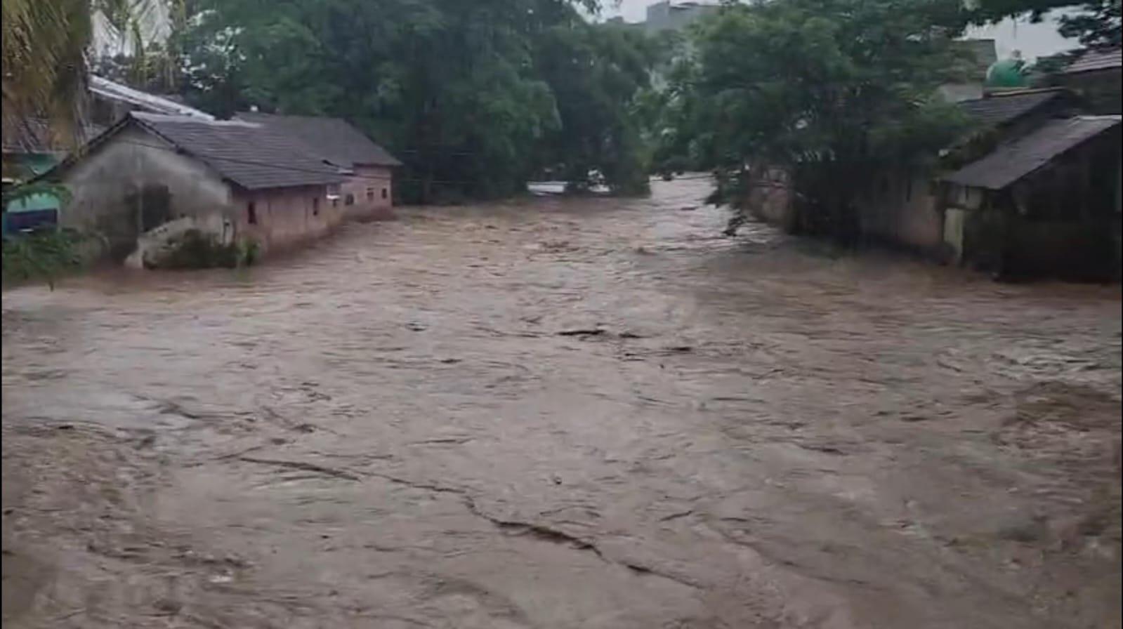 6 Sungai Alami Kenaikan Debit, Jember Dikepung Banjir, BPBD Masih Lakukan Penanganan