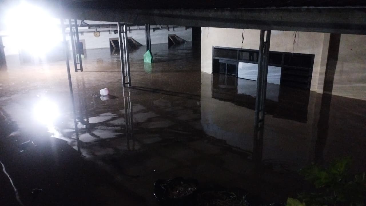 Kondisi rumah warga yang terendam di Kecamatan Kaliwates. Update Banjir Jember, Ratusan Rumah Warga Terendam, BPBD Masih Lakukan Penanganan.