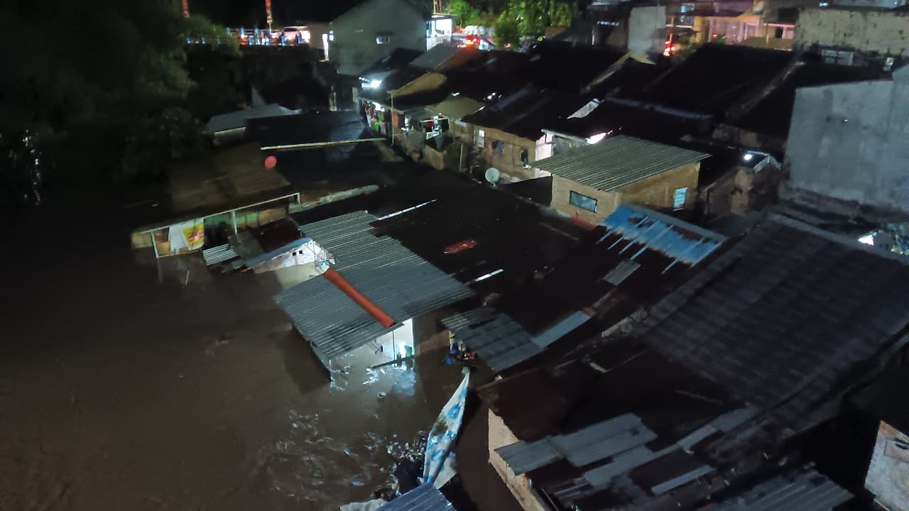 Banjir merendam permukiman warga di sekitar DAS Sungai Bedadung, Jember seperti di dekat Gladak Kembar Sumbersari.
