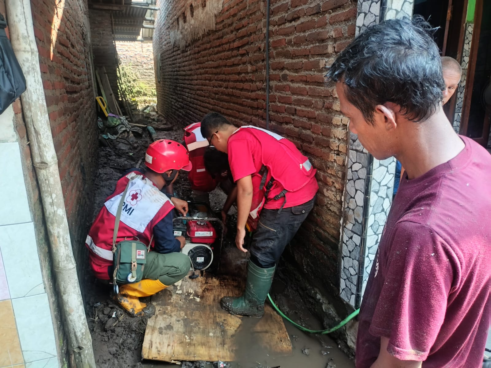 Personel PMI Jember melakukan normalisasi sumur warga terdampak banjir. Total ada 20 sumur yang dinormalisasi.