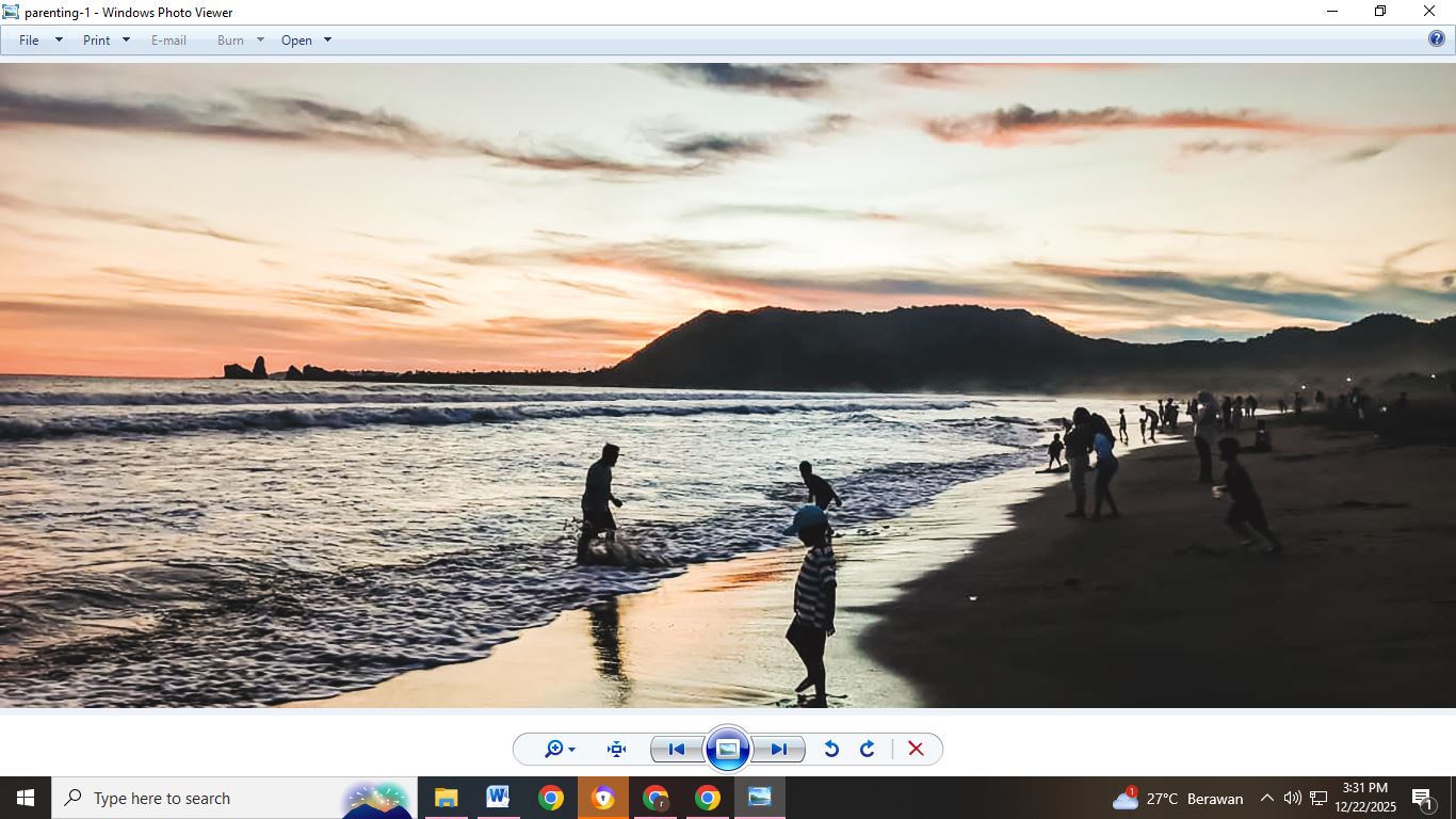 Para pengunjung Pantai Watu Ulo Ambulu, yang tidak hanya didominasi oleh pengunjung kalangan muda-mudi, namun juga keluarga.