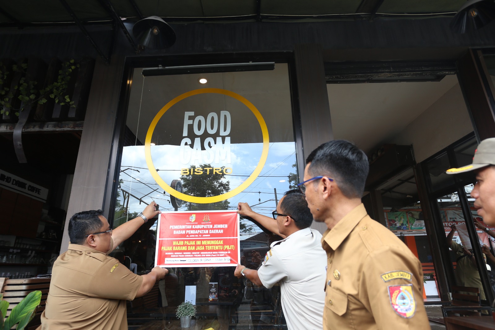 Hotel hingga Restoran Tunggak Pajak Miliaran Rupiah, Bapenda Jember Pasang Stiker Peringatan di 3 Lokasi Ini