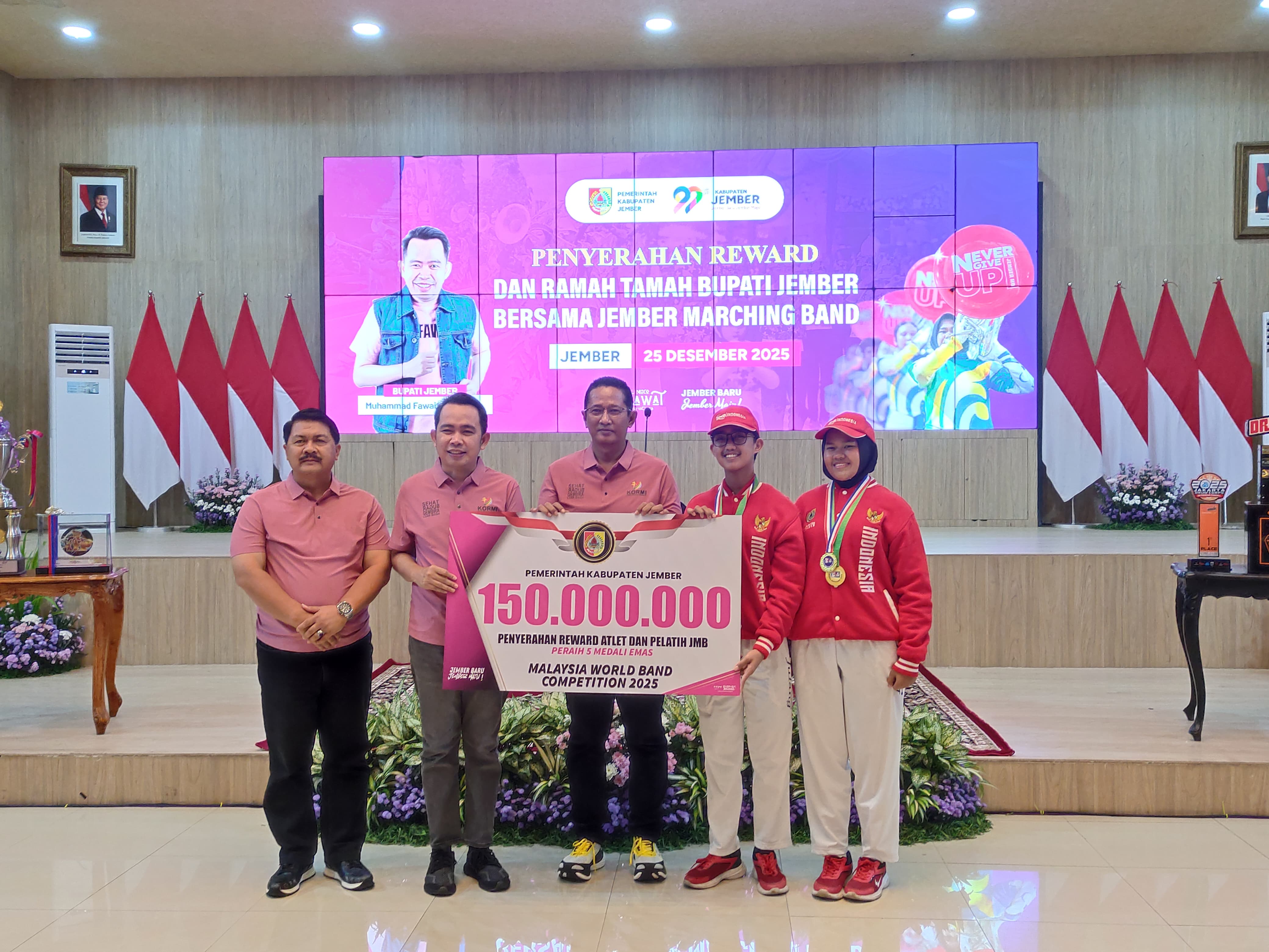 Bupati Jember Gus Fawait (dua dari kiri) menyerahkan reward Rp 150 juta kepada atlet dan ofisial JMB atas raihan juara internasional di Pendapa Wahyuwibawagraha, Kamis (25/12/2025).