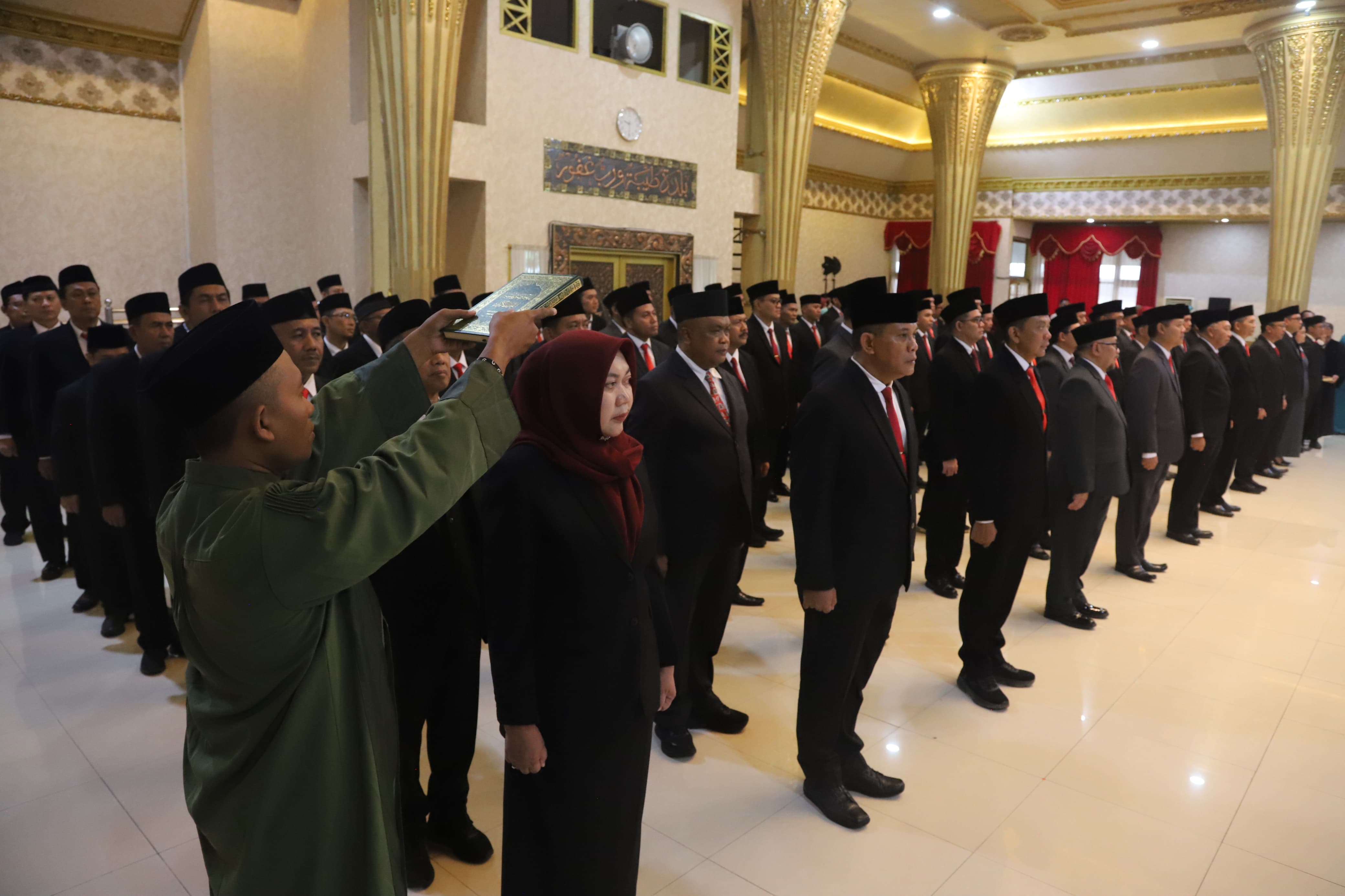 Proses pelantikan pejabat baru kepala OPD di lingkungan Pemkab Jember. Ini daftar namanya.