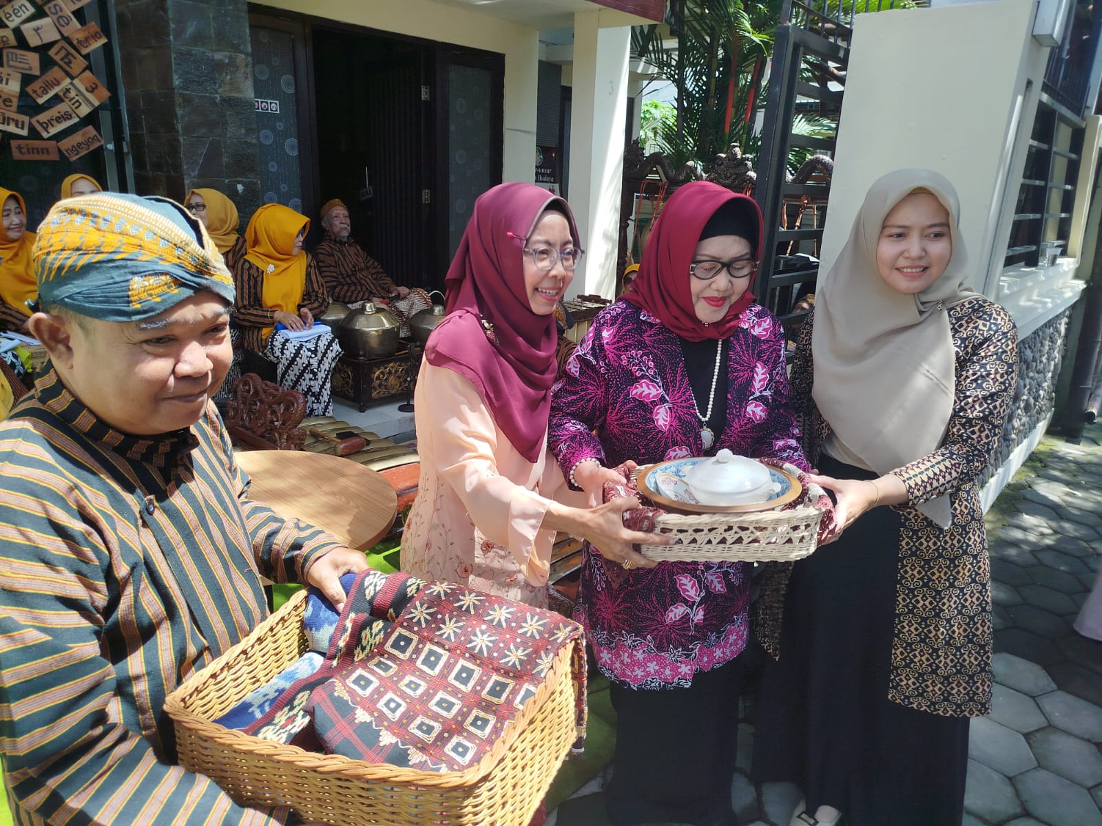 Kain Tenun dan keramik dari abad 19 ditunjukan sebagai koleksi baru Museum Telu  Jember