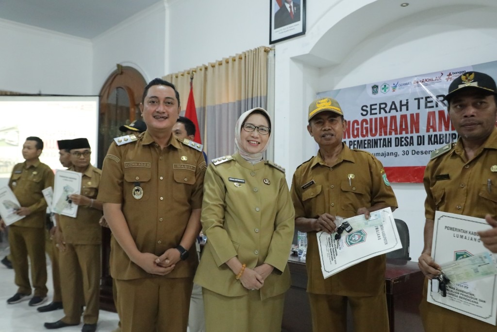 Bupati Lumajang Indah Amperawati dan Wakil Bupati Lumajang Yudha Adji Kusuma saat menyerahkan ambulans desa. Total ada 29 ambulans desa rusak berat.